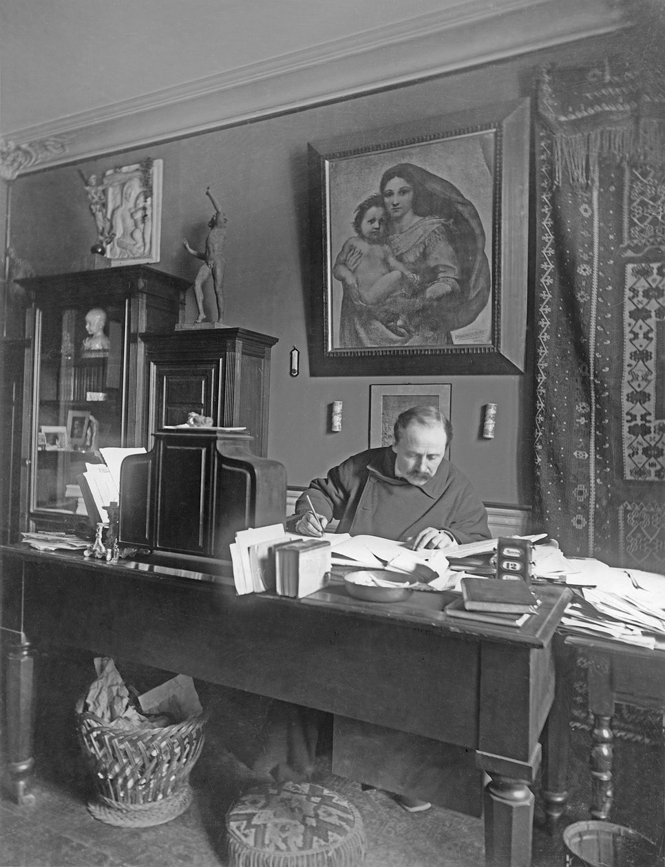 Der französische Komponist Jules Massenet an seinem Schreibtisch von Dornac