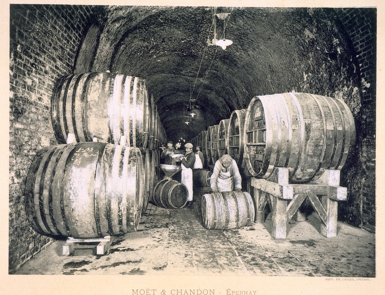Wein in die Fässer gießen, aus 