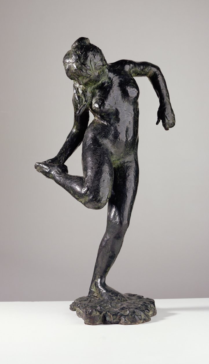 Tänzerin betrachtet die Sohle ihres rechten Fußes von Edgar Degas