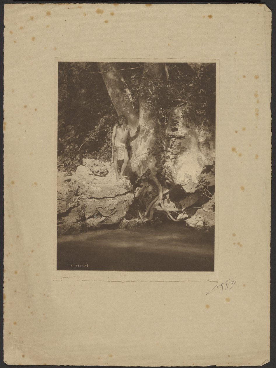 Apache-Schwarzer Fluss (Bei der Platane) von Edward S. Curtis