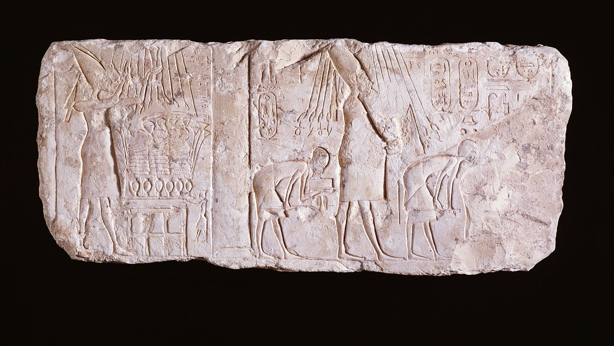 Relief des ketzerischen Königs Echnaton, der König steht mit erhobenen Armen vor einem Opfertisch und geht in einer Prozession zur Feier des königlichen Heb-Sed-Festes, Neues Reich, 1353-37 v. Chr. von Egyptian 18th Dynasty