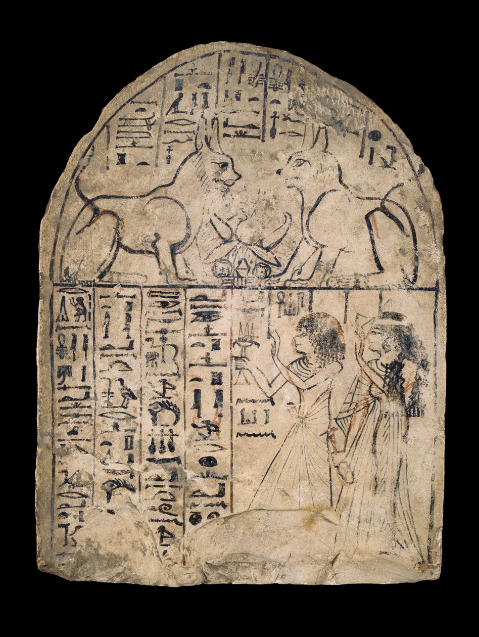 Stele mit Darstellung eines Mannes und einer Frau, die zwei Katzen verehren, die Manifestationen der beiden Aspekte des Sonnengottes Re und Atum sind, gefunden in Deir el-Medina von Egyptian 19th Dynasty