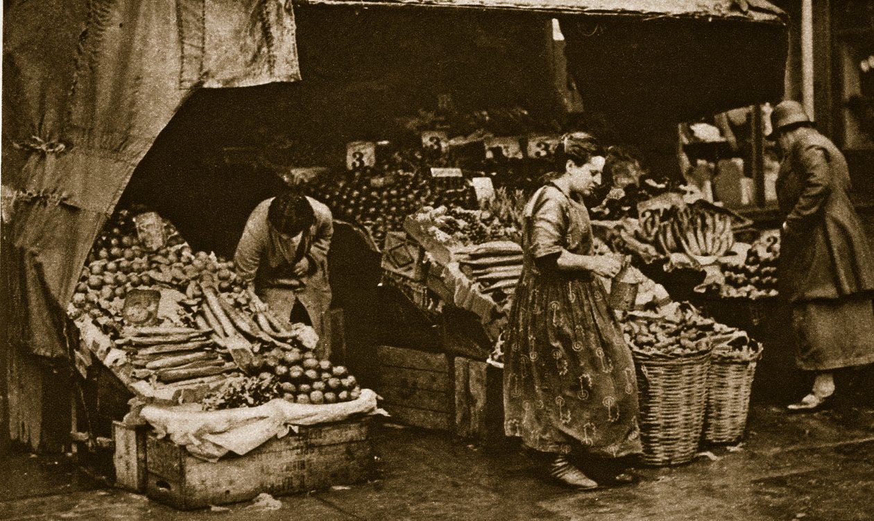 Ein Gemüsehändler der Commercial Road, East End von London von English Photographer