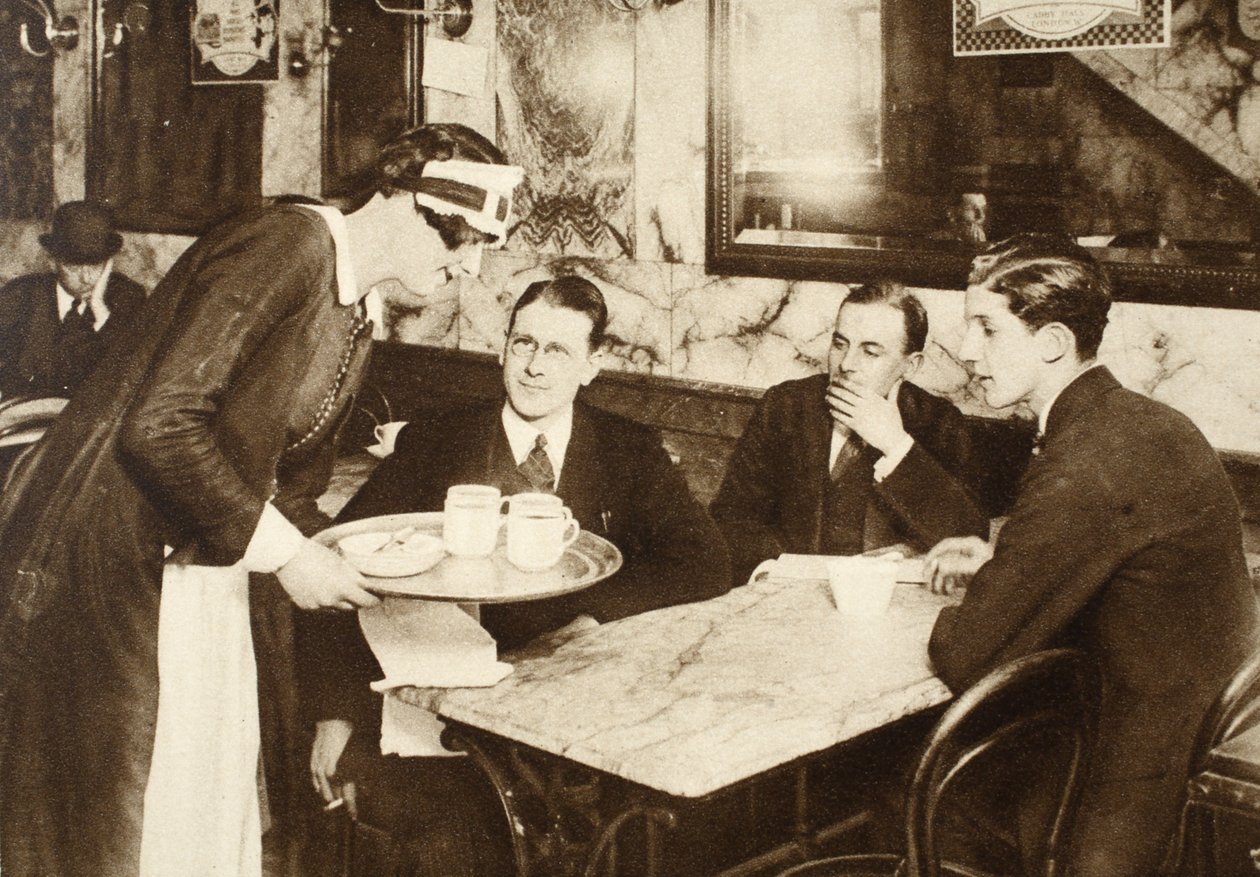 Eine Kellnerin, die die gleiche Uniform wie eine Stubenmädchen trägt, serviert Kaffee an Büroangestellte während ihrer 11-Uhr-Pause, aus Wonderful London, veröffentlicht 1926-27 von English Photographer