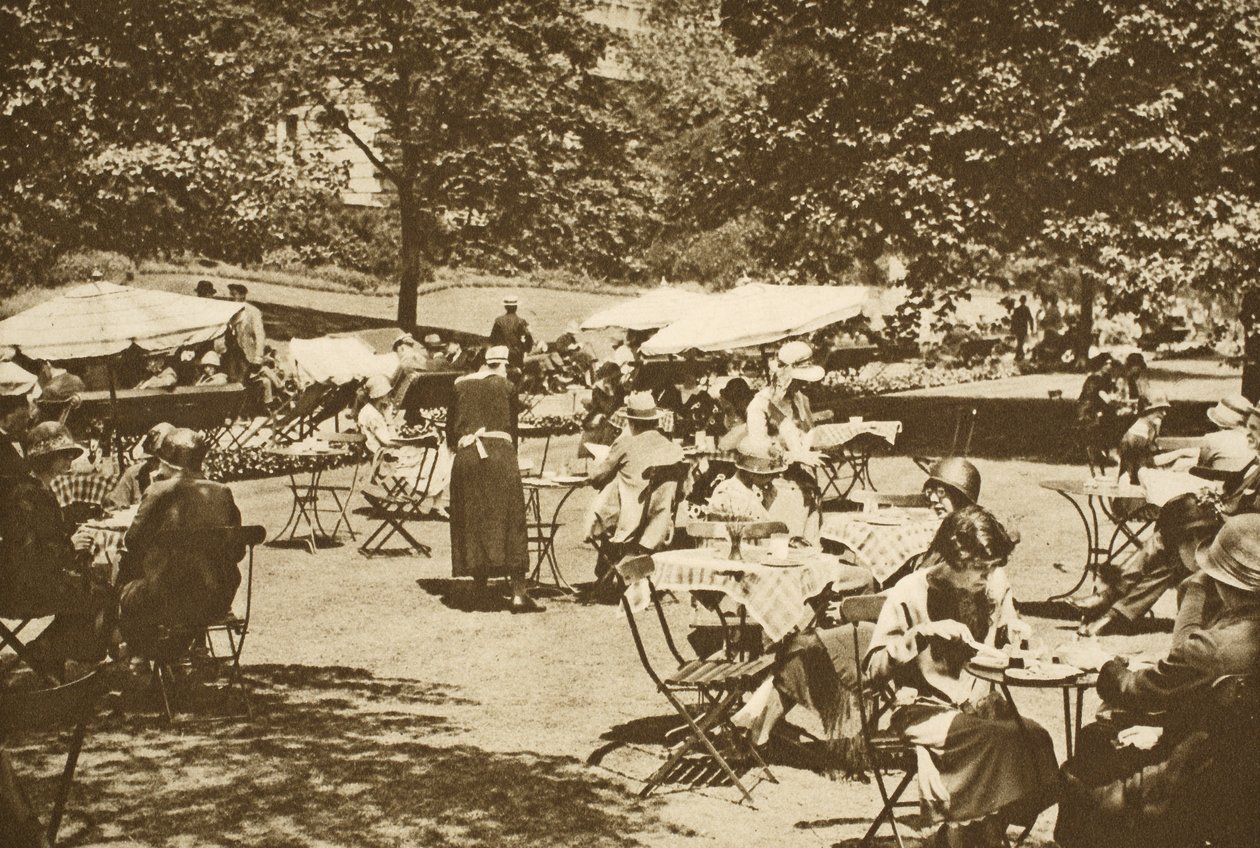 Eine kontinentale Mittagsszene in den Embankment Gardens, Charing Cross von English Photographer