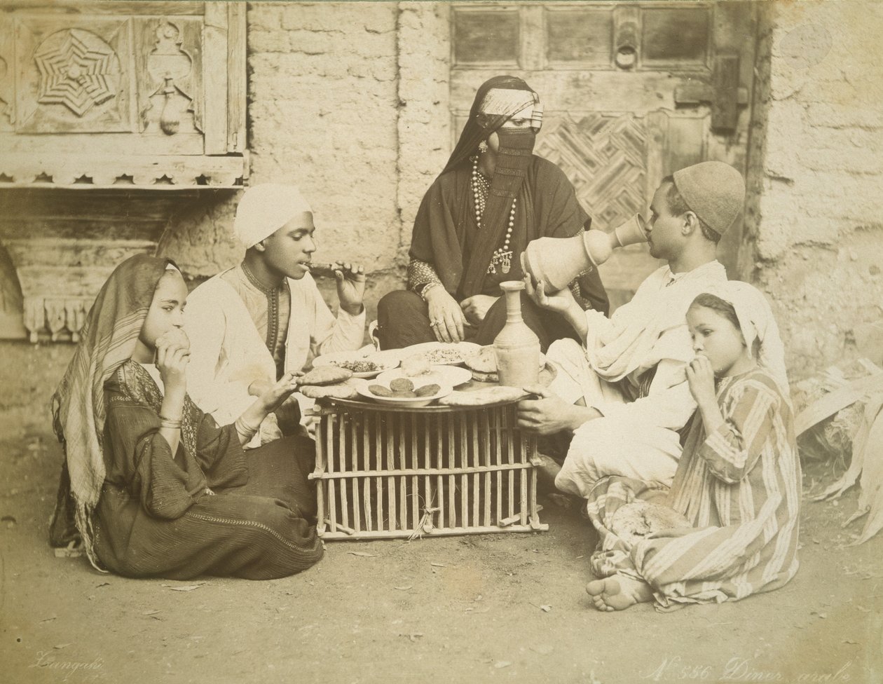 Eine ägyptische Familie, ca. 1878 von English Photographer