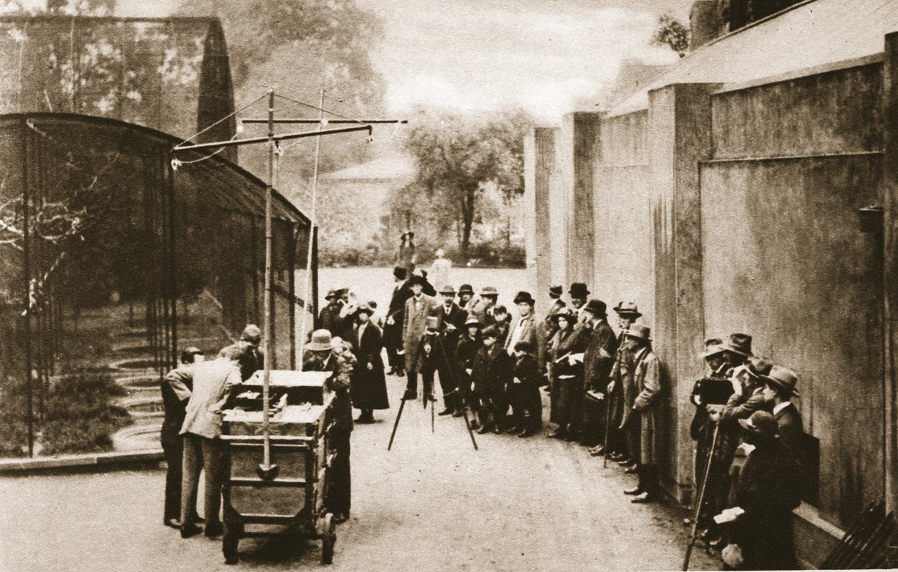 Eine frühe Außenübertragung der BBC aus dem Londoner Zoo, als Techniker versuchten, das Schreien aus der Voliere aufzunehmen, aus Wunderbares London, veröffentlicht 1926-27 von English Photographer