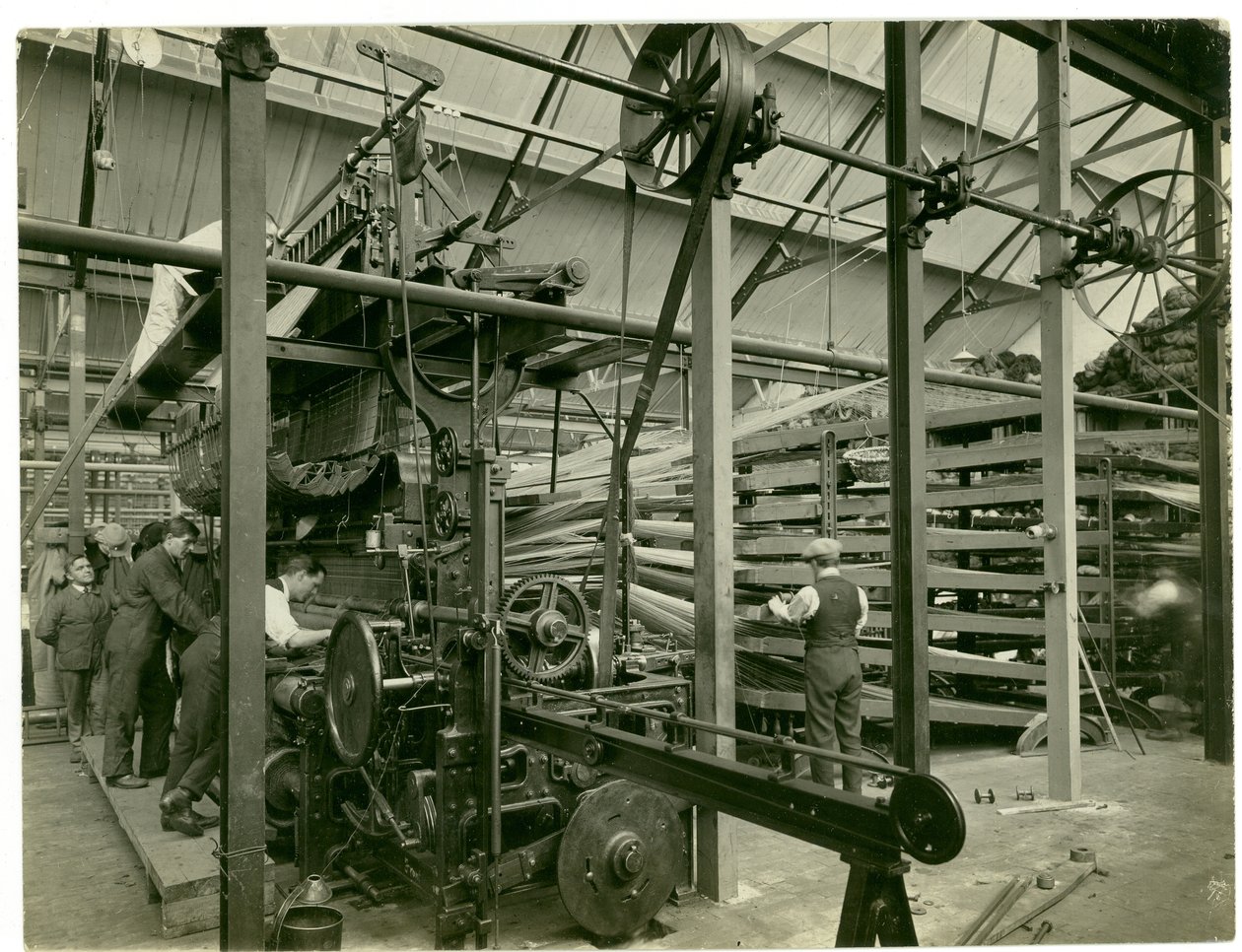 Axminster-Jacquard-Webstuhl, Teppichfabrik, 1923 von English Photographer