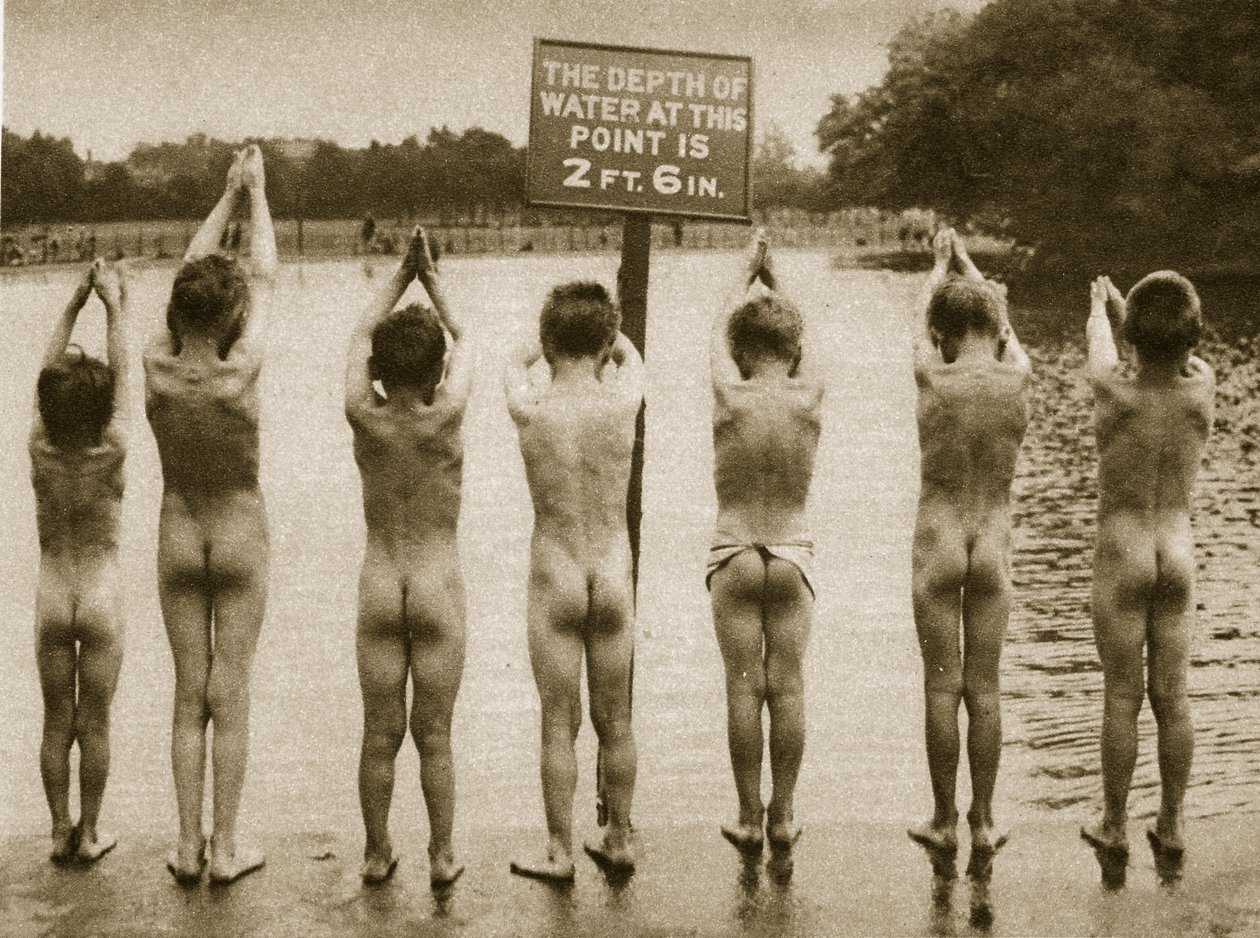 Jungen baden im Park, Clapham 1926 von English Photographer