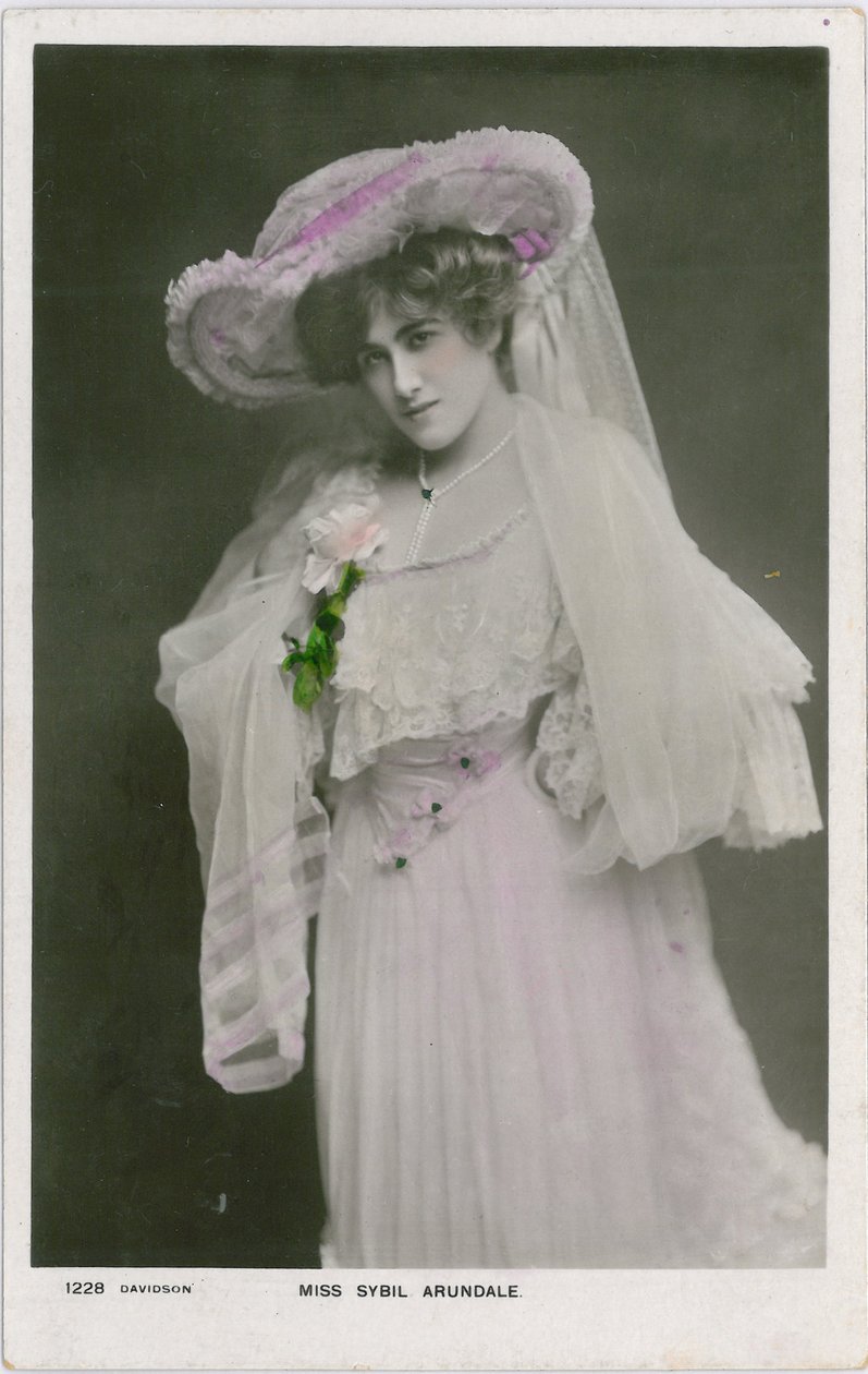 Berühmtheiten der Bühne: Miss Sybil Arundale, ca. 1903-08 (koloriertes Foto) von English Photographer