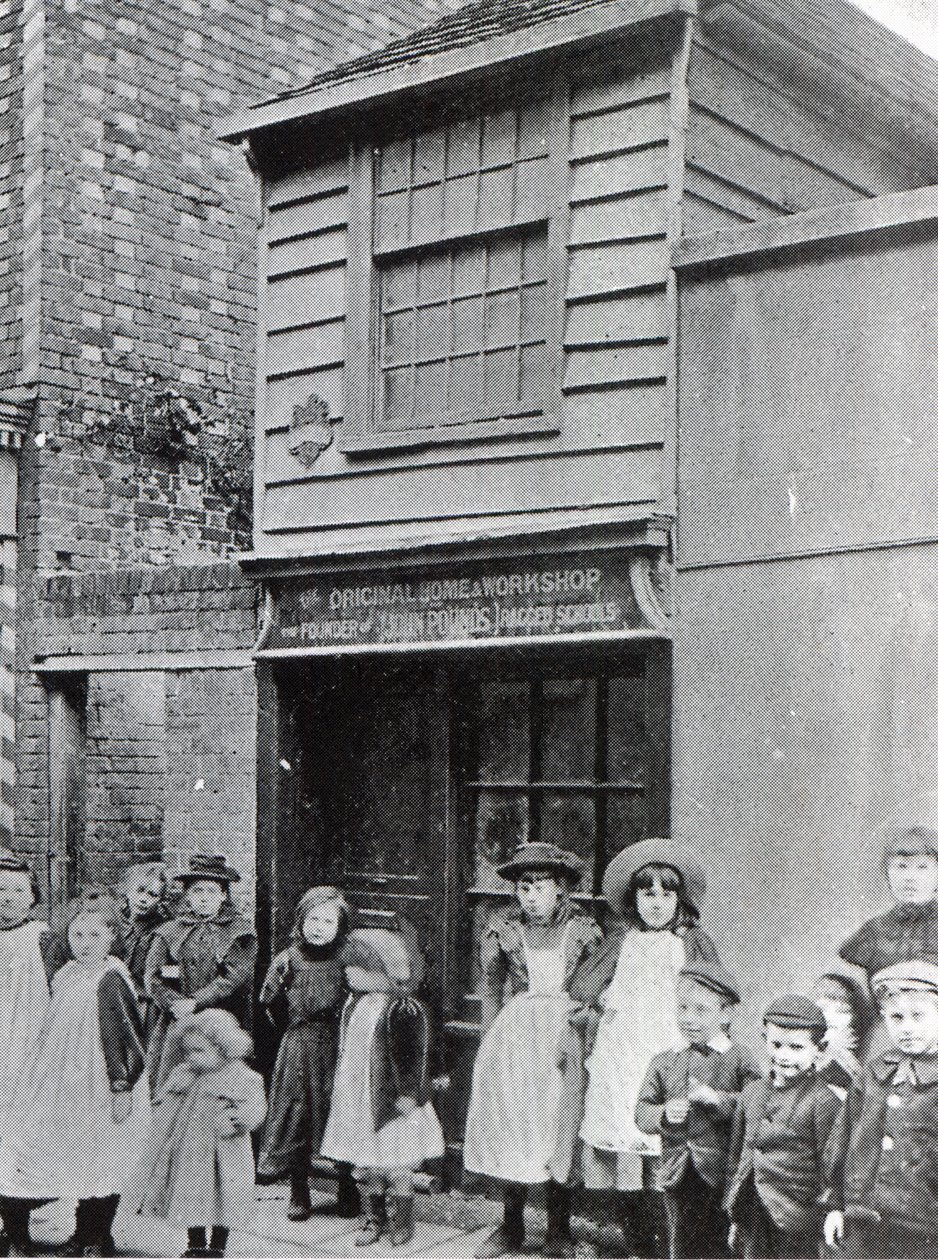 Kinder vor der Werkstatt von John Pounds, aus der er die erste Armenschule leitete von English Photographer