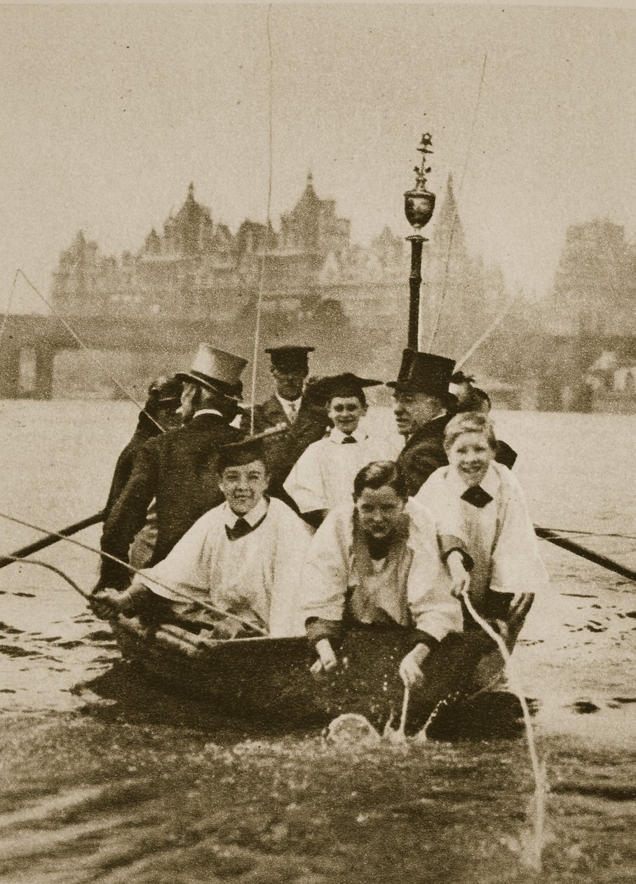 Chorknaben von St. Clement Danes markieren die Grenzen ihrer Pfarrei, in einem Boot auf der Themse von English Photographer