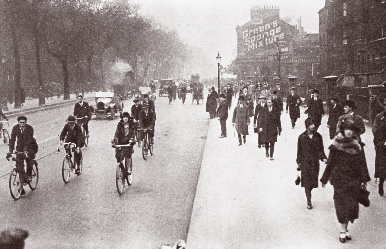 Stadtarbeiter gehen ins Büro, Mai 1926 von English Photographer