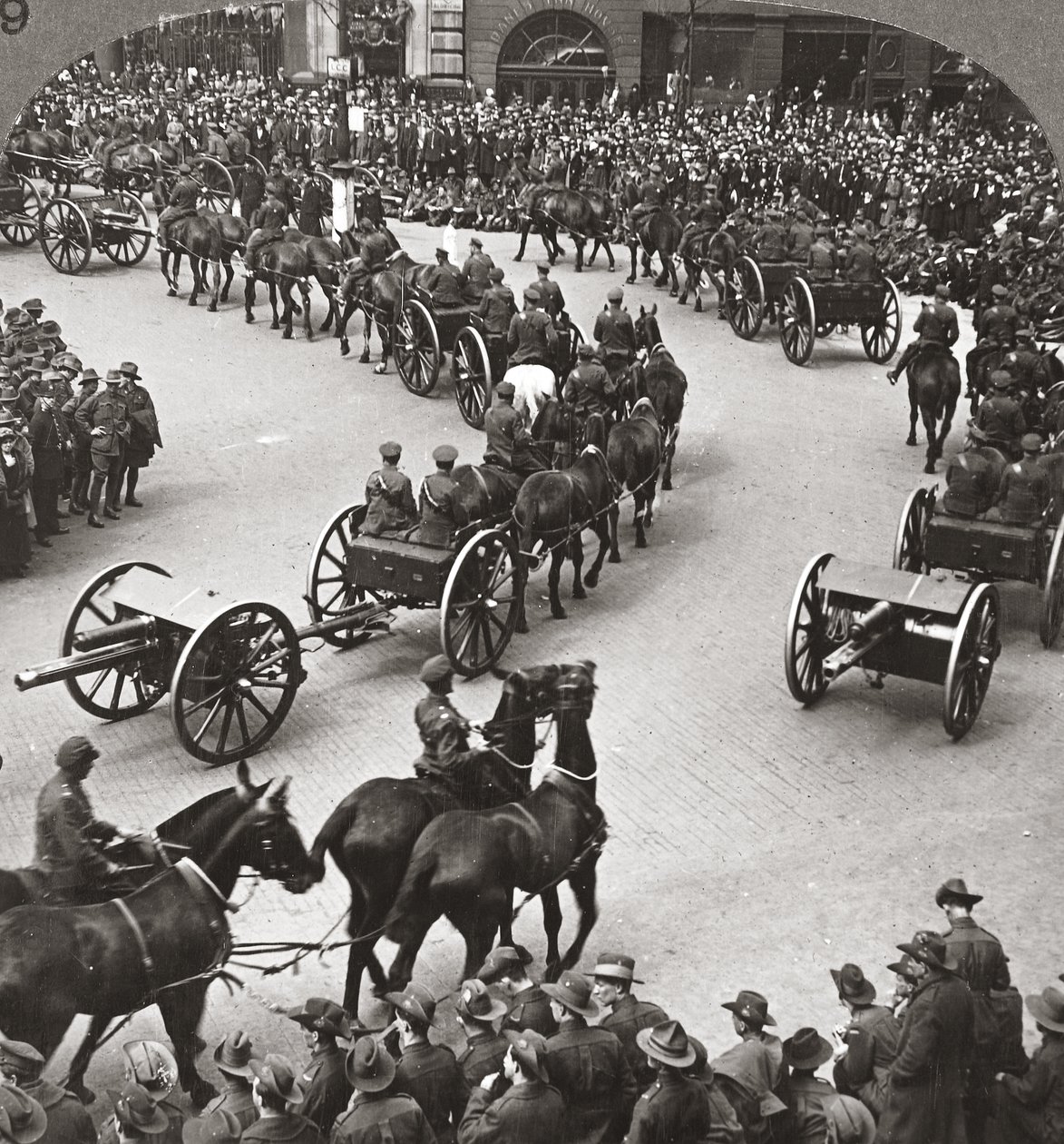 Gedenken an das Ende des Krieges, die Anzacs beobachten die Überprüfung der Streitkräfte des Empires in London von English Photographer