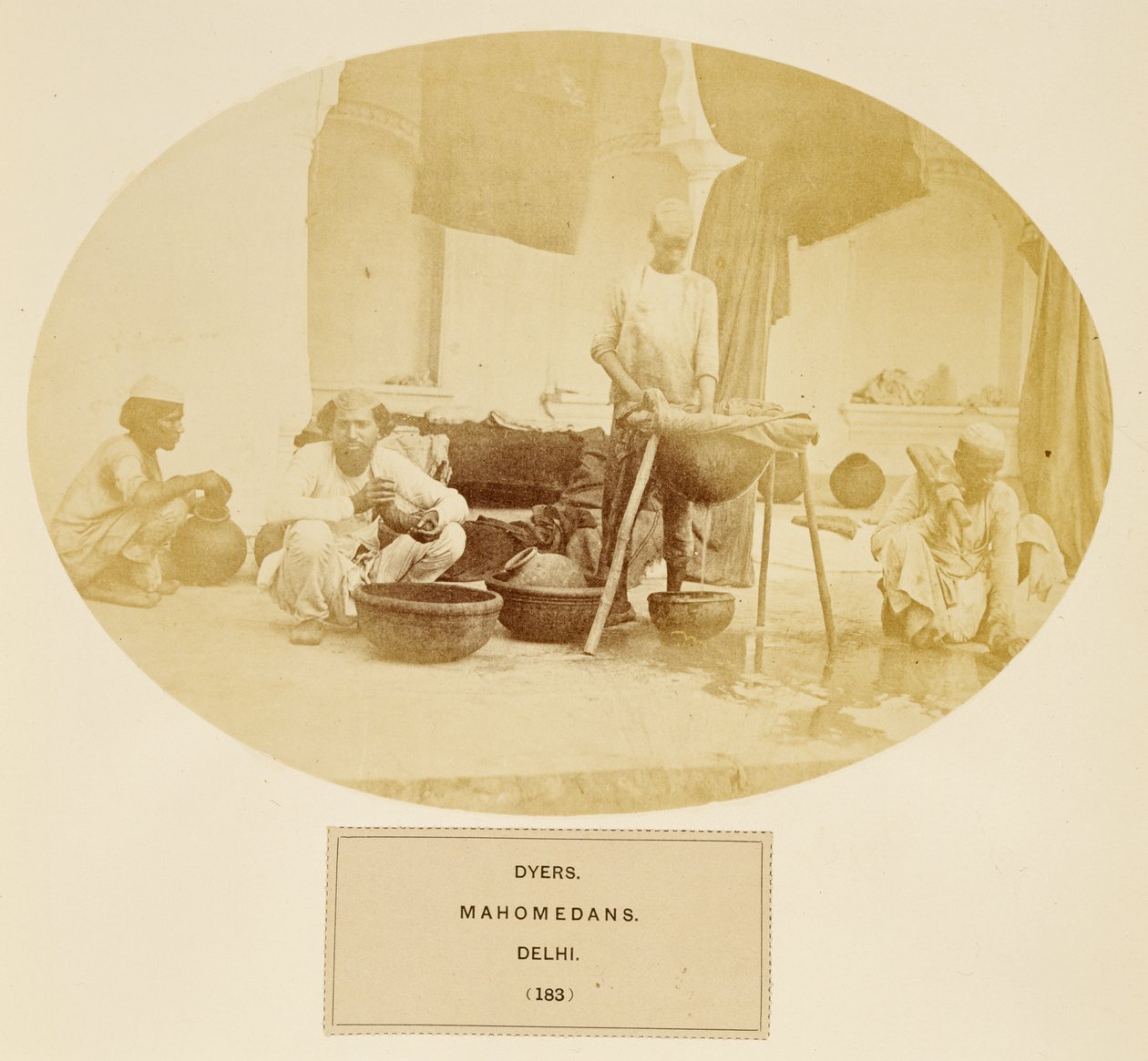 Färber, Mohammedaner, Delhi, aus The People of India, von J. Forbes Watson, veröffentlicht 1868 von English Photographer