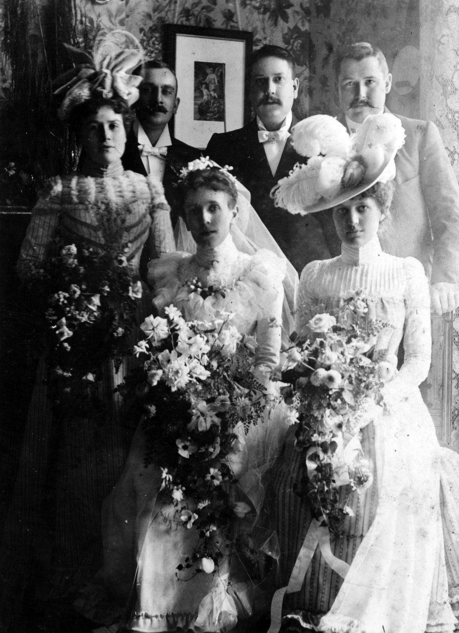 Edwardianische Bräute und Bräutigame von English Photographer