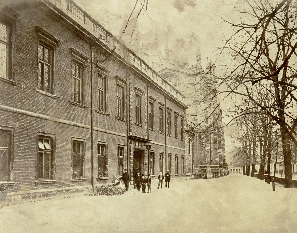Eton College, Blick auf den Eingang zum Schulhof und zur College Chapel, 1860er Jahre von English Photographer
