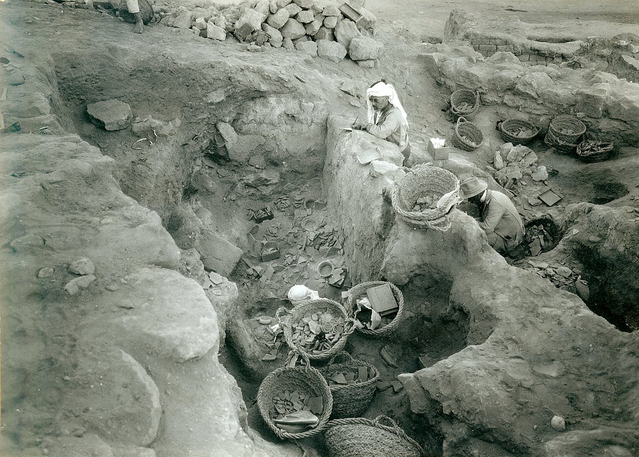 Garstang dokumentiert ausgegrabene Lagerräume aus der Mittelbronzezeit (2000-1500 v. Chr.), 1930 von English Photographer