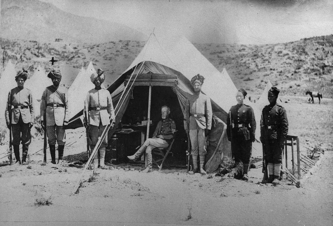 General Roberts mit seinen einheimischen Ordonnanzen im kleinen Zelt während des Zweiten Afghanischen Krieges, 1878-80 von English Photographer