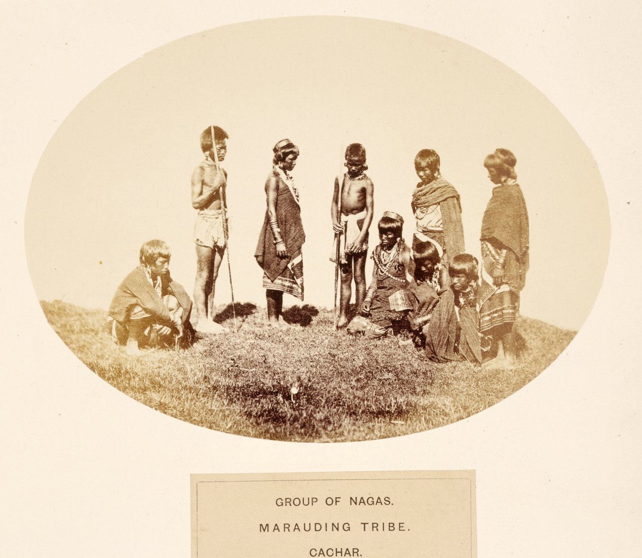 Gruppe von Nagas, Marodierender Stamm, Cachar, aus Die Völker Indiens, von J. Forbes Watson, veröffentlicht 1868 von English Photographer