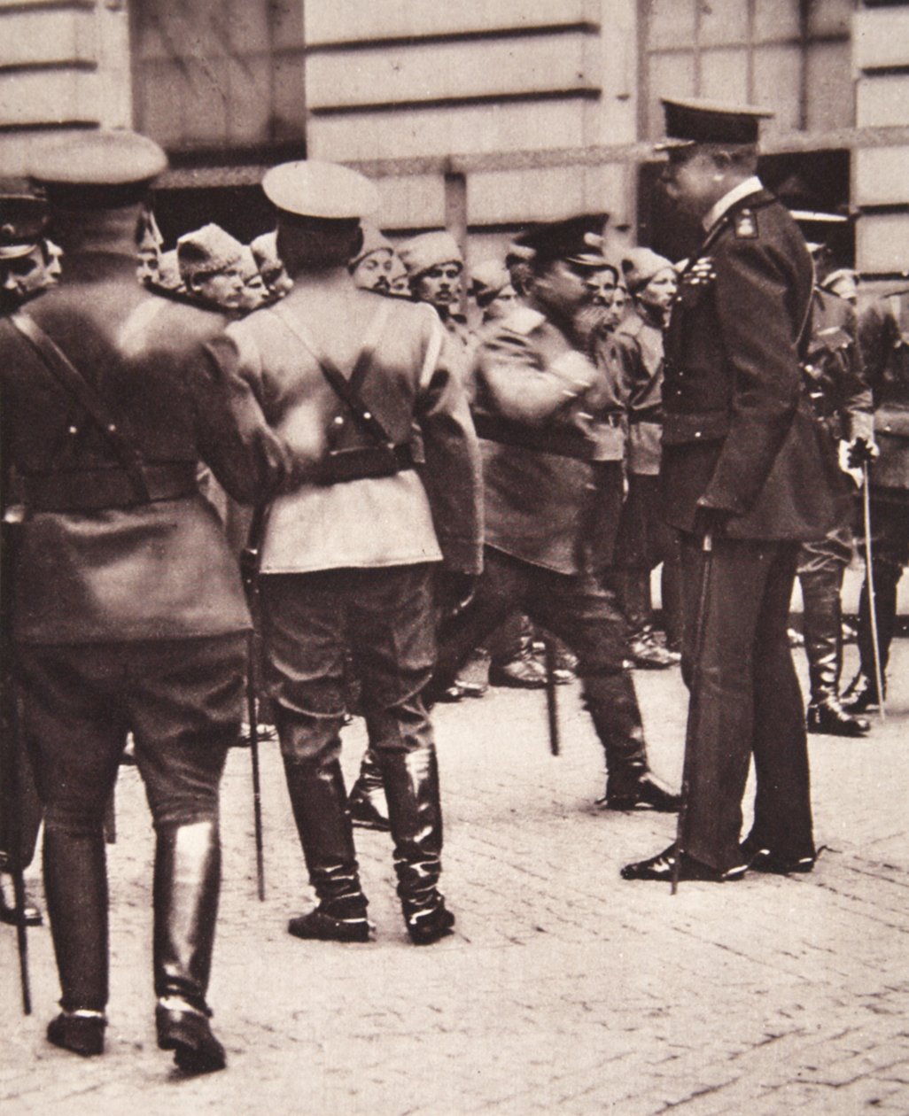 In London: Lord Kitchener inspiziert das russische Kontingent im Sondereinsatz hier, aus The Illustrated War News, 14. Juni 1916 von English Photographer