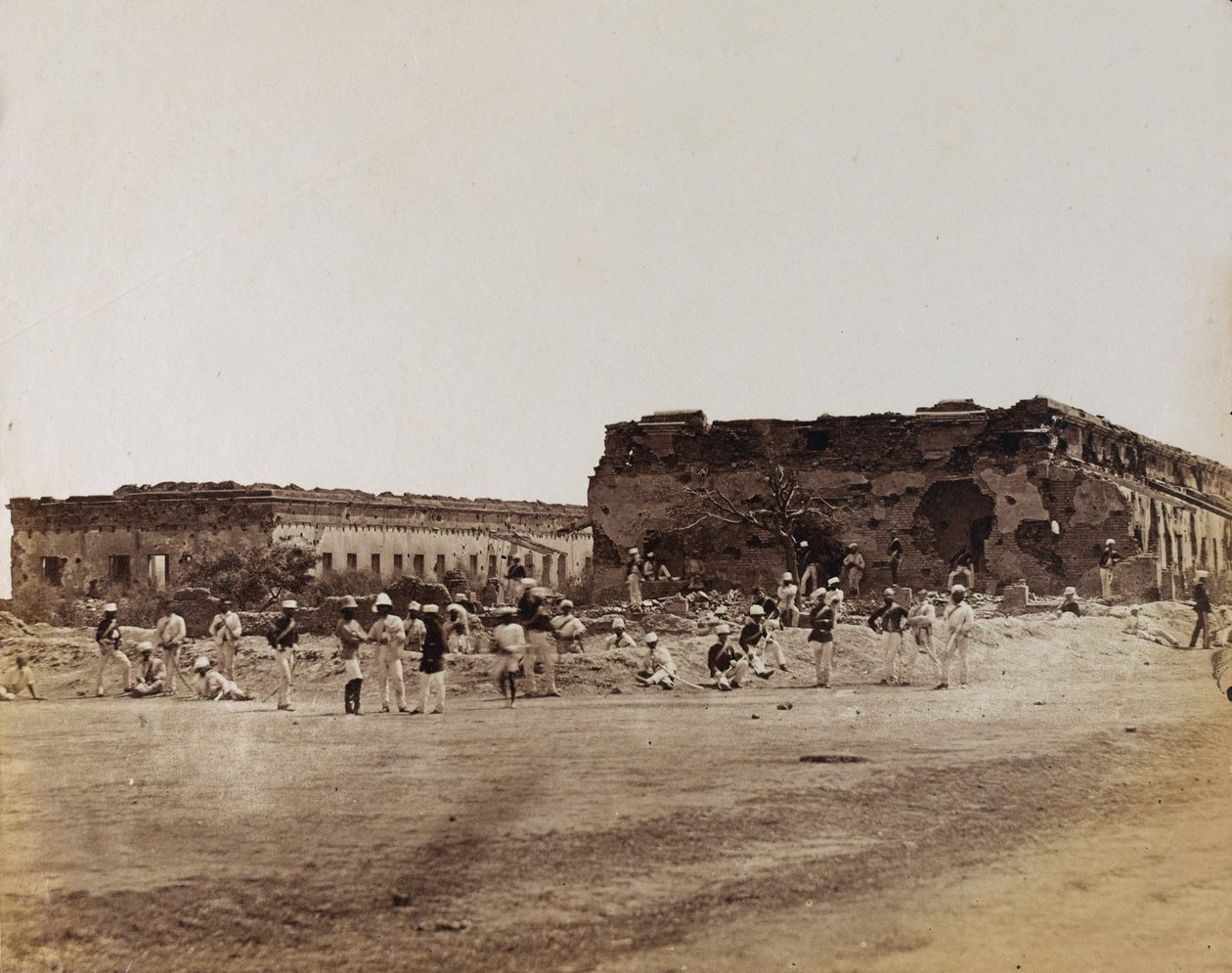 Indische Soldaten bei zerstörten Gebäuden, ca. 1858 (Sepia-Foto) von English Photographer