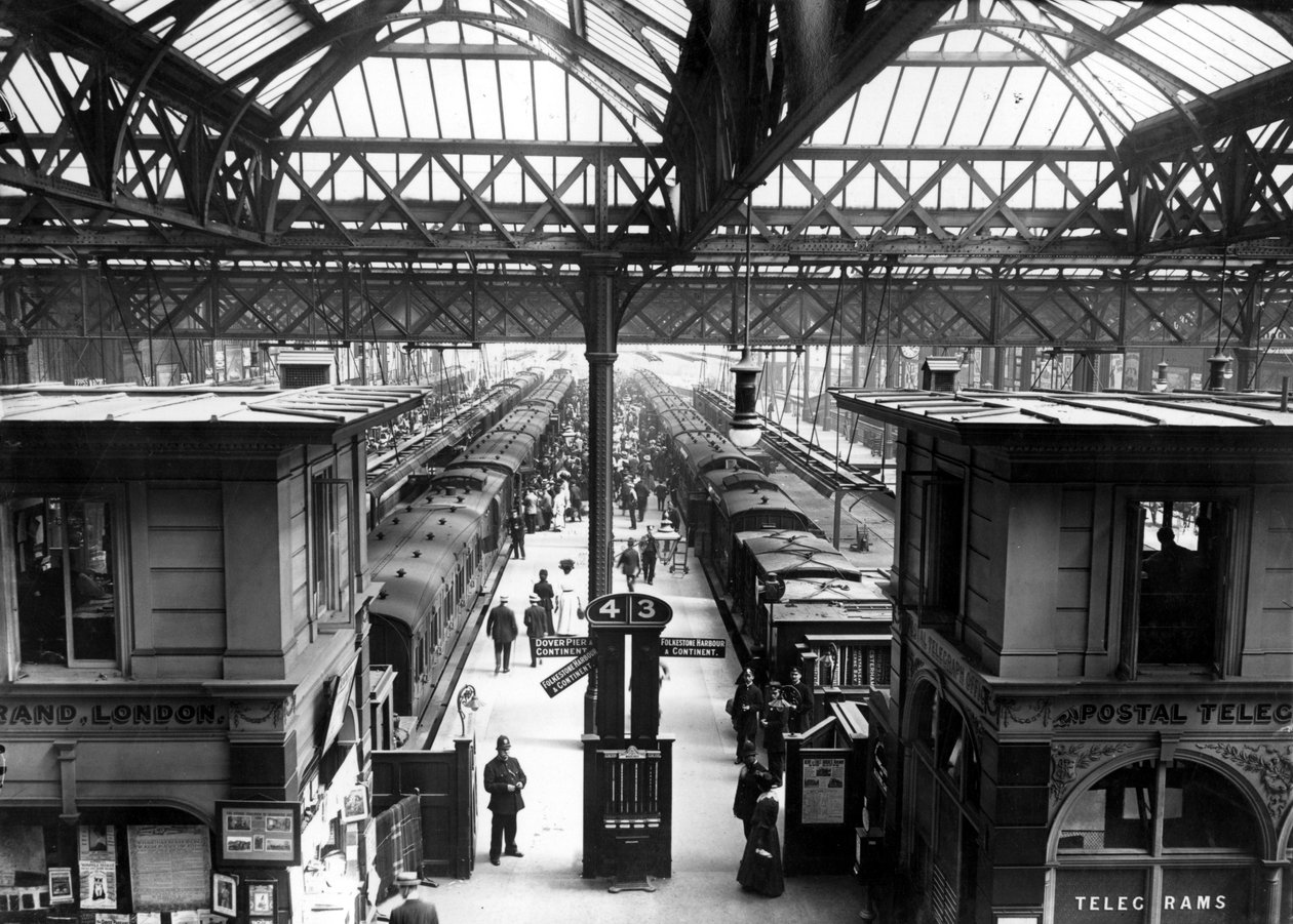 Innenansicht des Bahnhofs Charing Cross, London, ca. 1890 von English Photographer