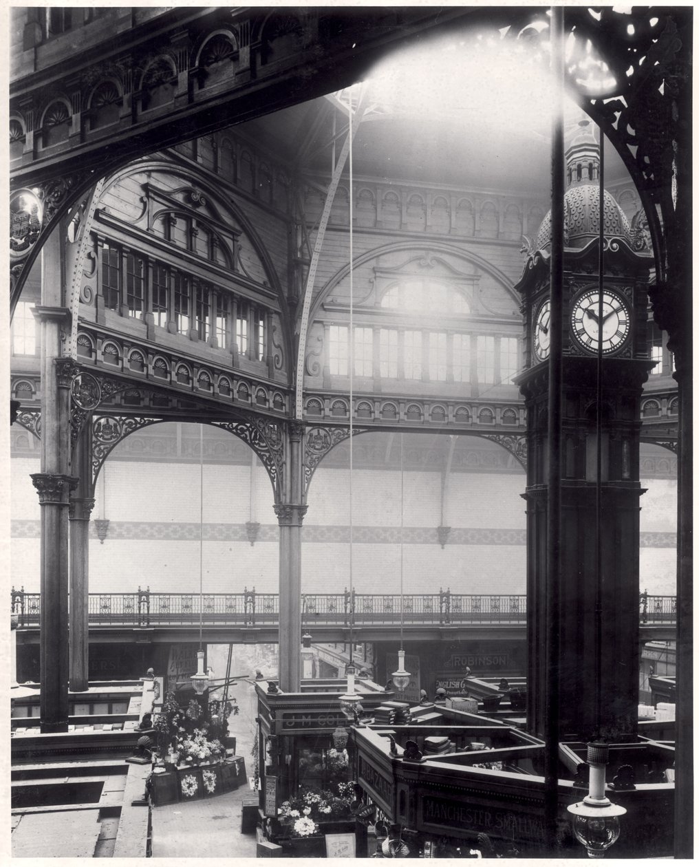 Innenansicht der Kirkgate Market Hall mit der Uhr, die 1912 nach Oakwood verlegt wurde, 23. September 1911 von English Photographer