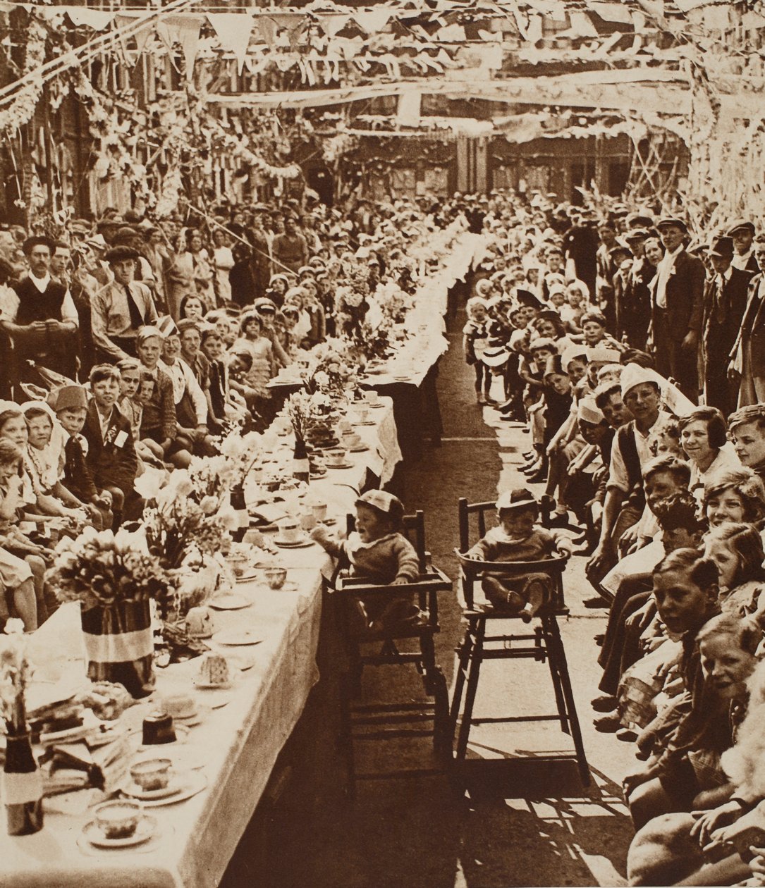 Jubiläumstee-Party für Kinder in der Orville Road, Battersea, 1935 von English Photographer