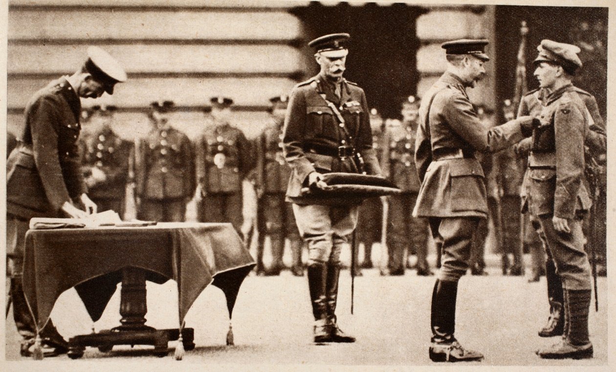 König George V. verleiht das Victoria-Kreuz an Private Wilfred Edwards, Kings Own Yorkshire Light Infantry, 1914-1918 von English Photographer