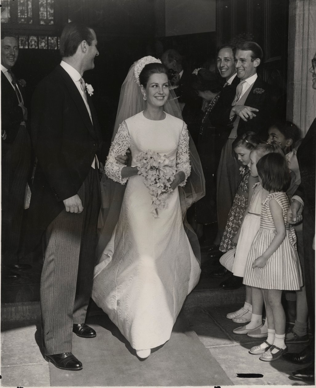 Lady Philippa Wallop in einem Belleville Couture Hochzeitskleid von English Photographer