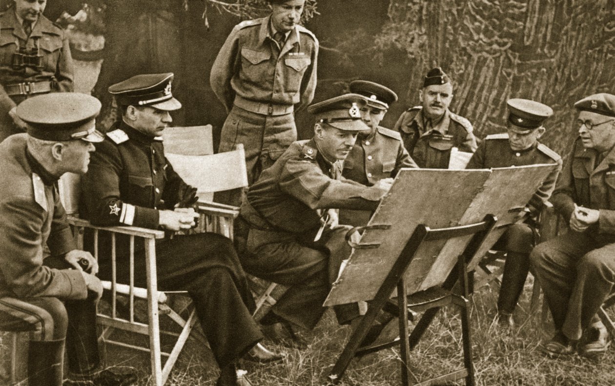 Generalleutnant Dempsey, Kommandeur der britischen Zweiten Armee, erklärt sowjetischen Offizieren die Lage an der Westfront, 1944 von English Photographer