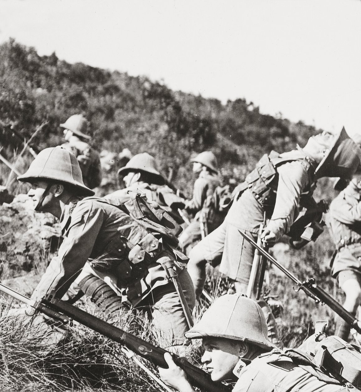 Unsere tapfere Infanterie stürmt die deutschen Stellungen auf einem Balkan-Hügel von English Photographer