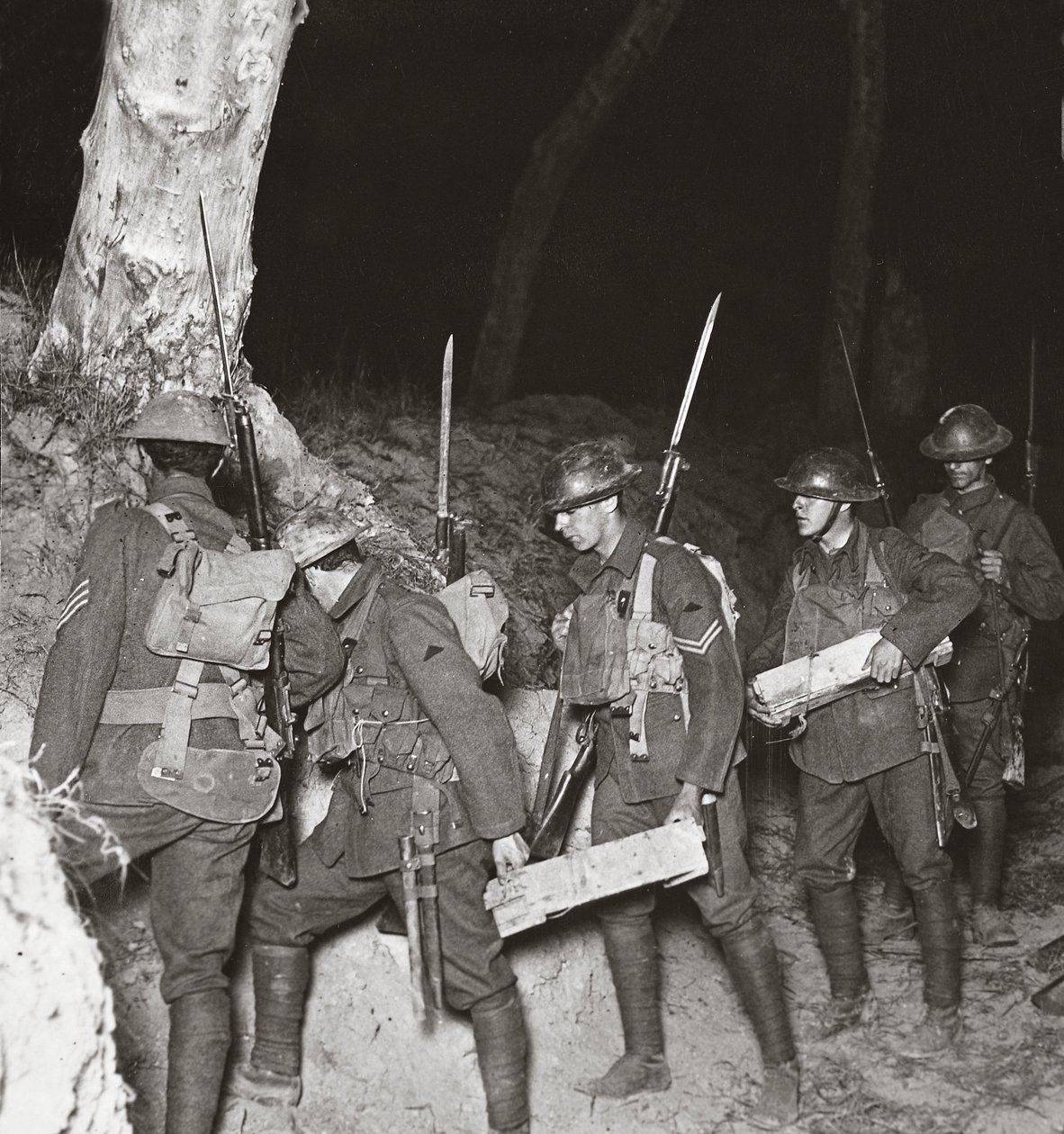 Unsere Truppen verlassen einen Schützengraben bei einem Nachtangriff, um die Deutschen in Villers-Bretonneux abzuschneiden, 1918 von English Photographer