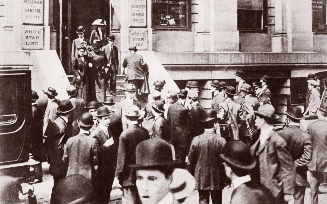 Vor den Büros der White Star Line nach dem Untergang der Titanic, 1912 von English Photographer