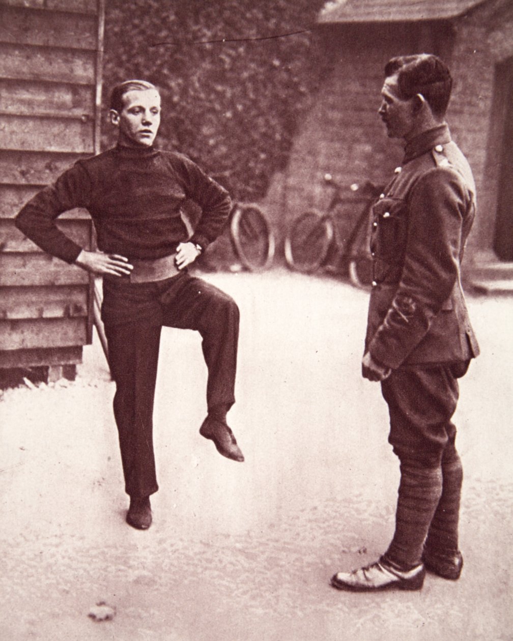 Private Jimmy Wildes erste Übung in Aldershot, Illustration aus The Illustrated War News, 7. Februar 1917 von English Photographer
