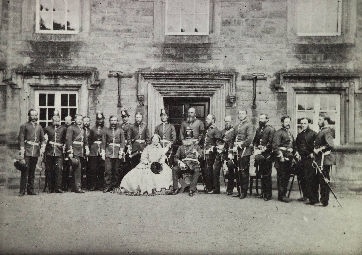 Königin Victoria und Offiziere der Armee, aus der Sammlung von Col. Philip S Newton, 1860 von English Photographer