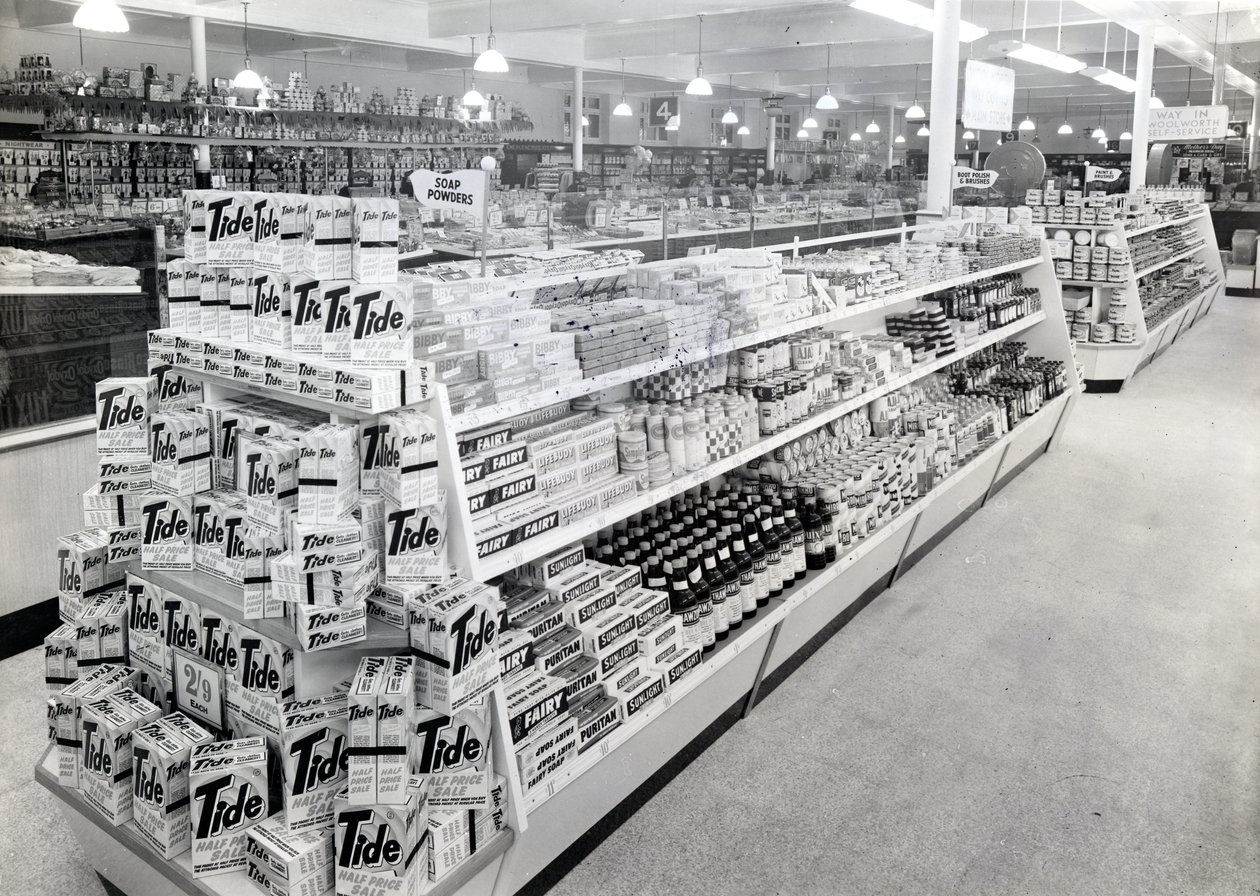 Seifenpulvergang, Woolworths-Laden, 1956 von English Photographer