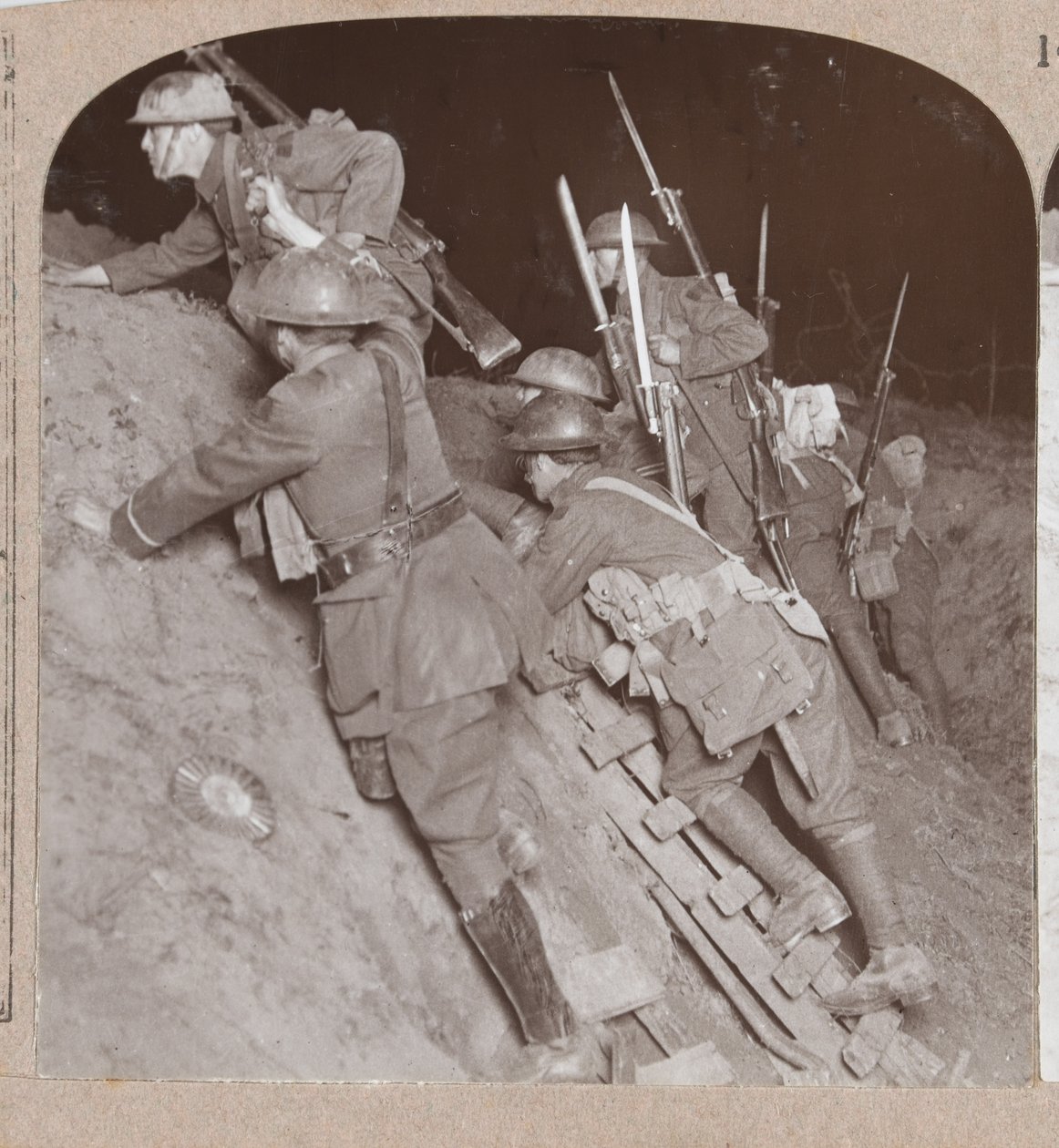 Soldaten in einem Graben während der Amiens-Offensive, 1918 von English Photographer