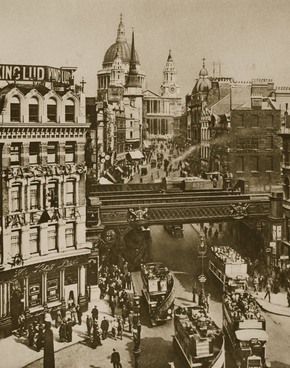 Turm von St. Martins Ludgate und St. Pauls Kathedrale von English Photographer