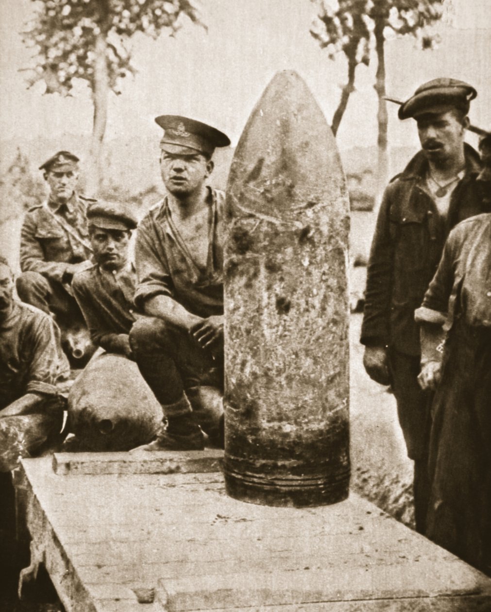 Super-Dreadnought-Projektile für die große britische Offensive: eine 15-Zoll-Granate, aus The Illustrated War News, 2. August 1916 von English Photographer