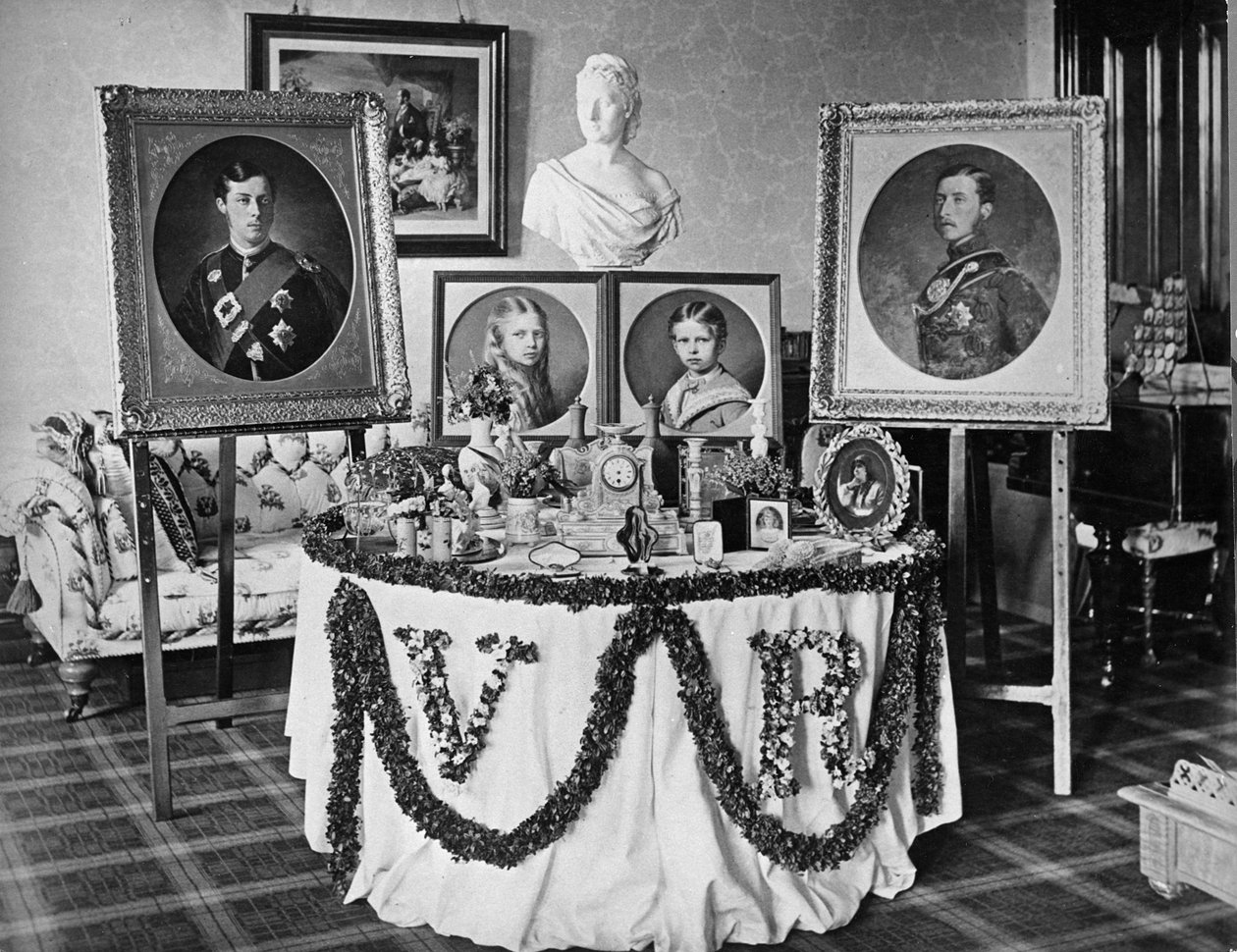 Der Geburtstagstisch der Königin, Balmoral Castle, 24. Mai 1873 von English Photographer