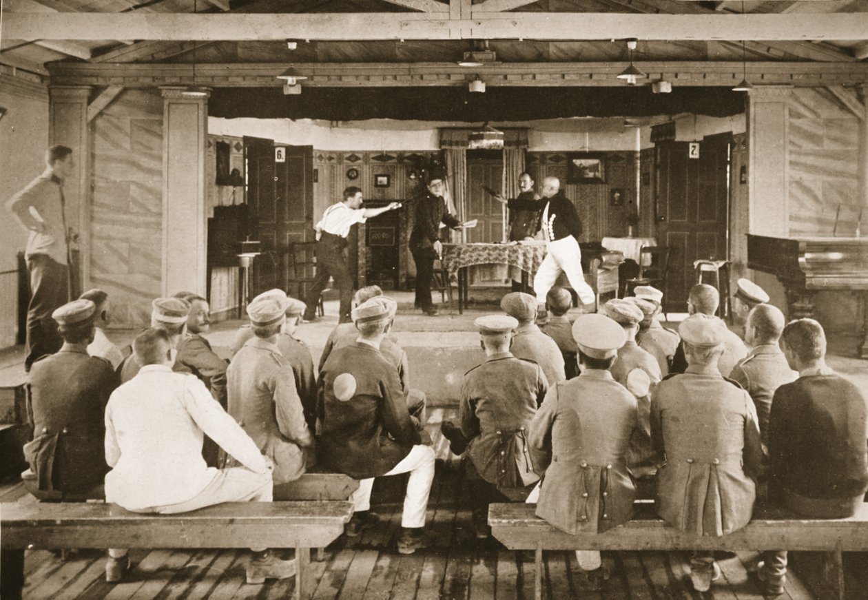 Das Theater: Eine Generalprobe, Dorchester, Illustration aus Deutsche Gefangene in Großbritannien (Fotogravur) von English Photographer