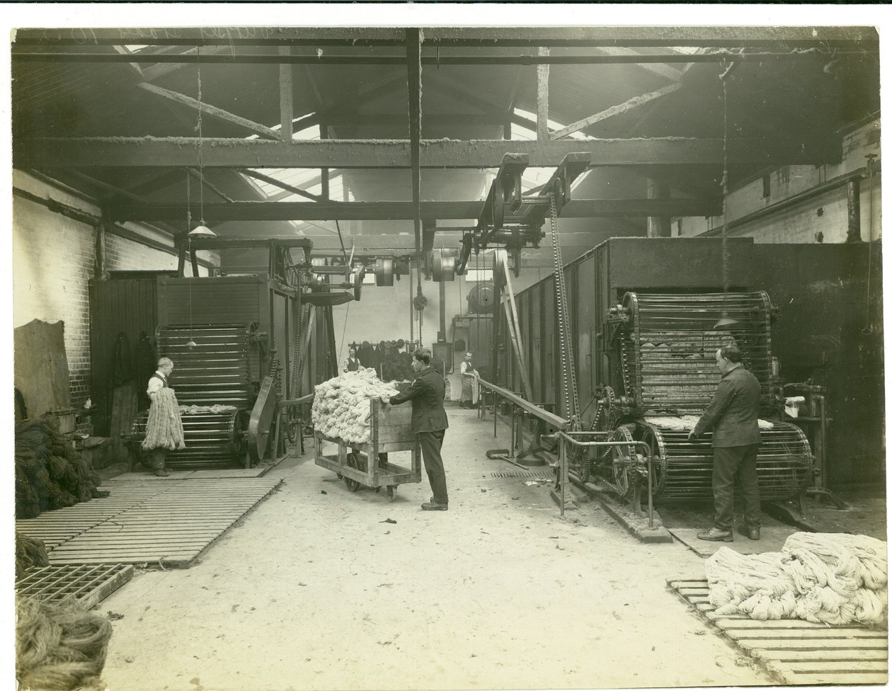 Der Trockenraum, Teppichfabrik, 1923 von English Photographer