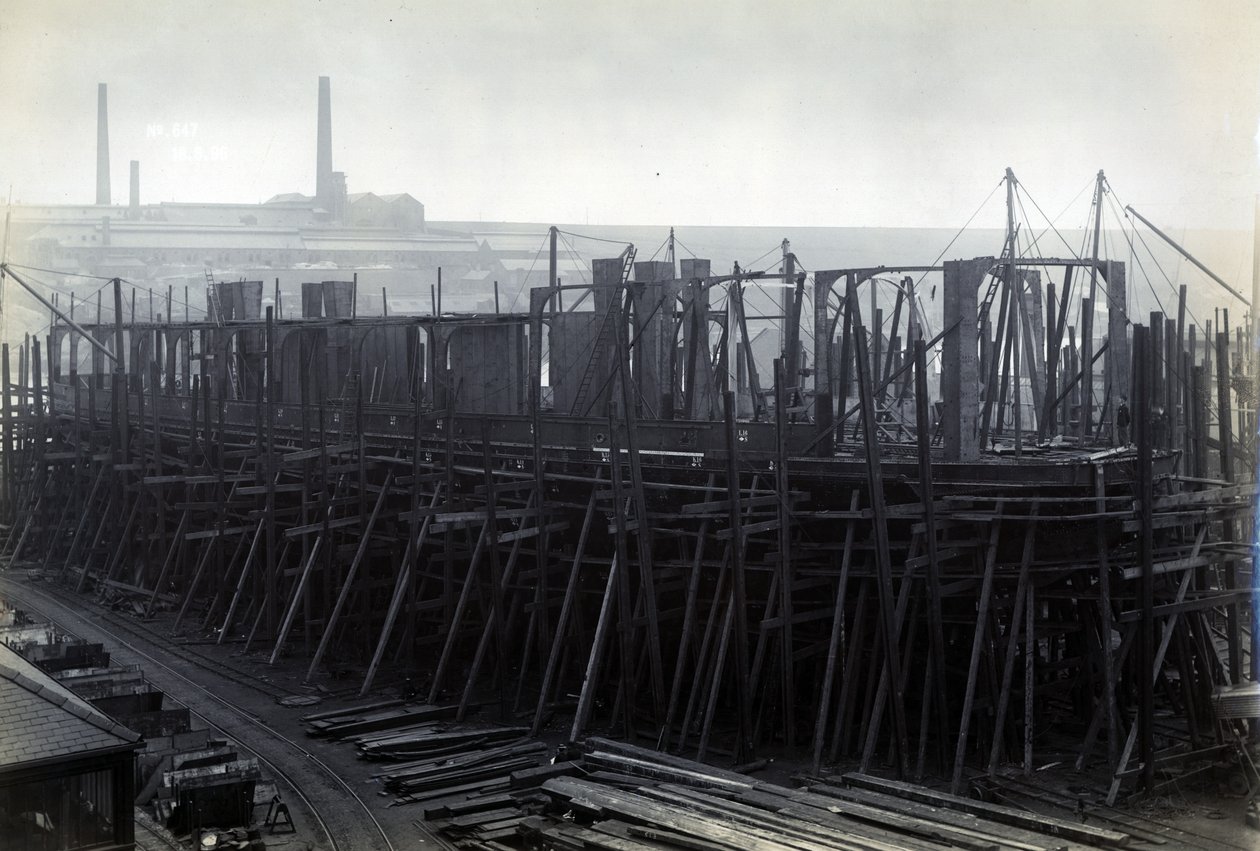 Der eisbrechende Zugfähren-Dampfer SS Baikal im Rahmen während des Baus durch Sir W.G. Armstrong Mitchell und Co. Ltd., in der Low Walker Werft, Newcastle upon Tyne, 1896 von English Photographer