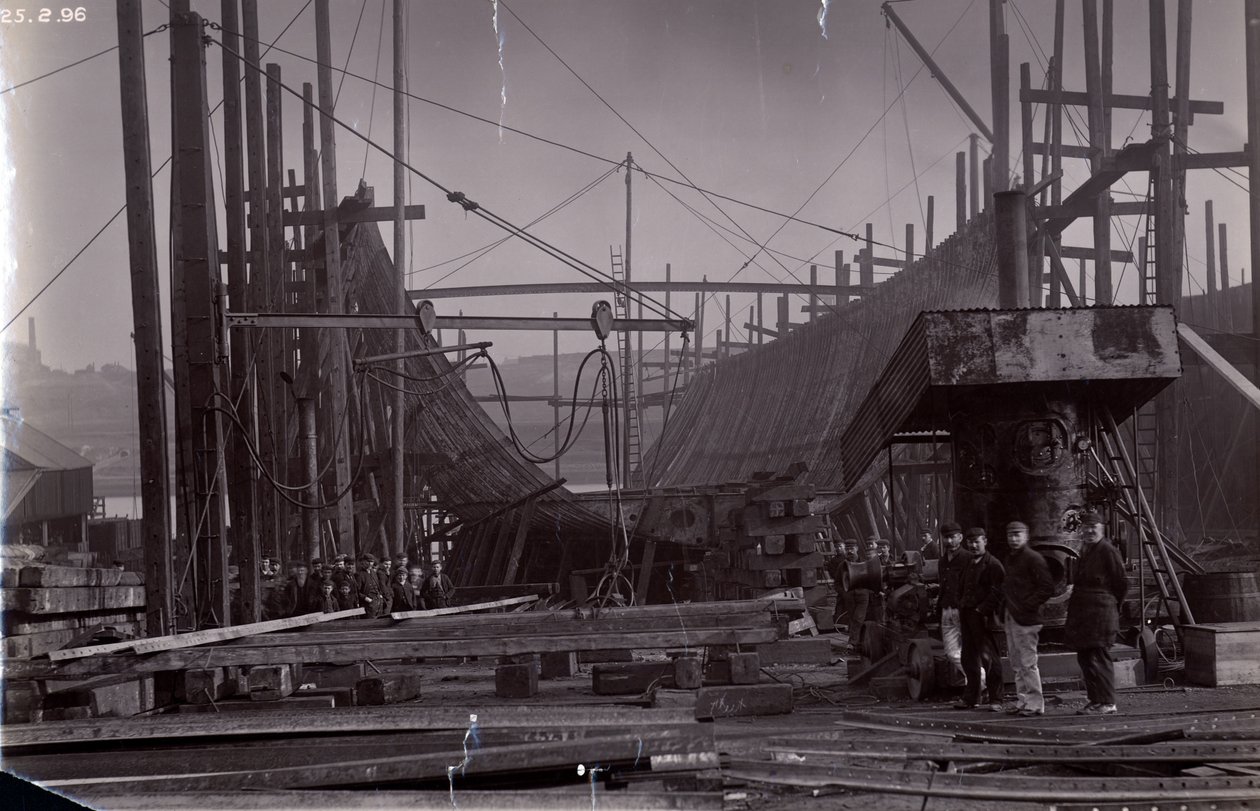 Der eisbrechende Zugfähren-Dampfer SS Baikal im Rahmen während des Baus durch Sir W.G. Armstrong Mitchell und Co. Ltd., in der Low Walker Werft, Newcastle upon Tyne, 1896 von English Photographer