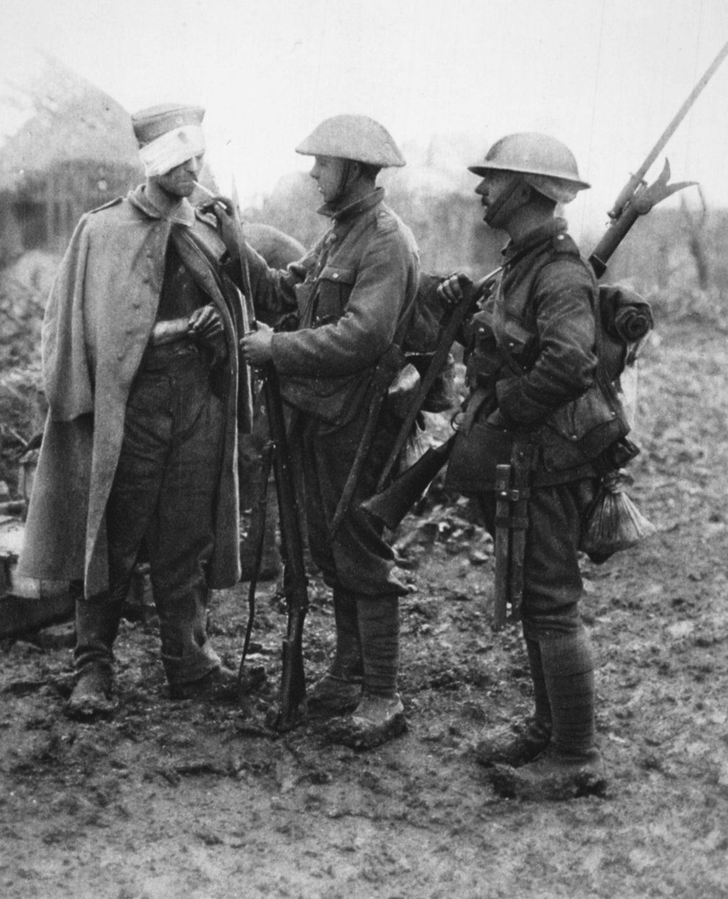 Tommy trägt keinen Groll: einem verwundeten deutschen Gefangenen eine Zigarette anzünden, aus The Illustrated War News, 26. Juli 1916 von English Photographer