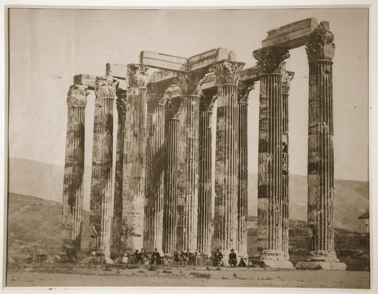 Touristen sitzen zwischen Ruinen, Griechenland, 1880er Jahre von English Photographer