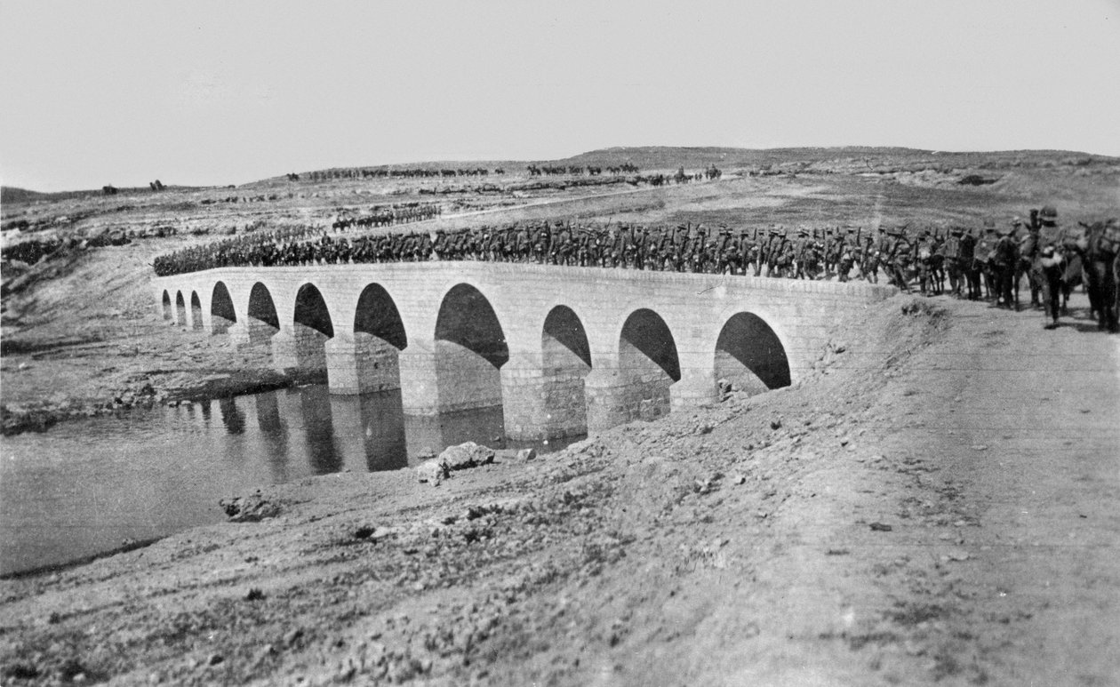 Truppen überqueren eine Brücke, 1917 von English Photographer