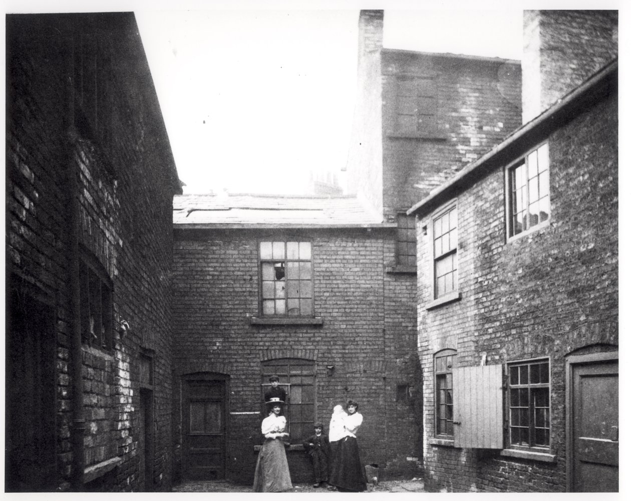 Zwei Frauen posieren mit ihren Kindern, Eagle and Child Yard, Hunslet, Leeds, 13. Mai 1896 von English Photographer